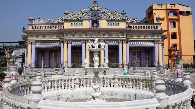 Cruise on the Ganges: The Sacred Waters between Kolkata and Varanasi (port-to-port cruise)