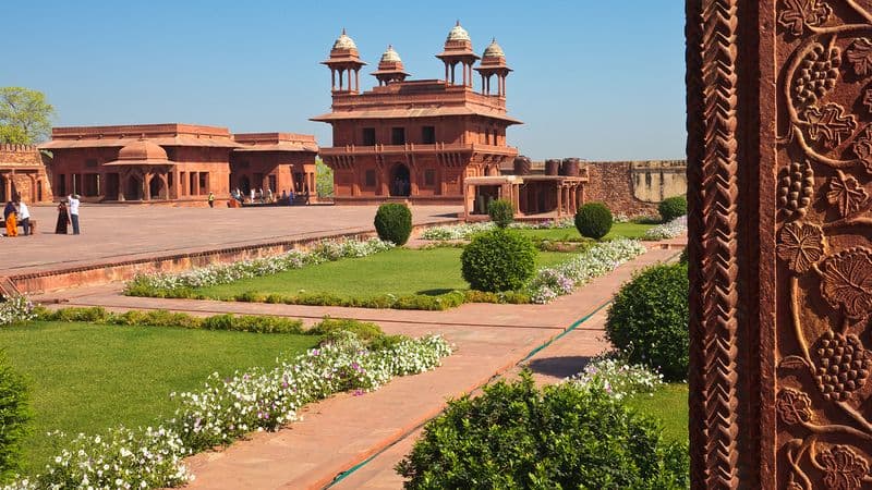 Cruise on the Ganges between Kolkata and Varanasi & the splendors of Rajasthan (port-to-port cruise)