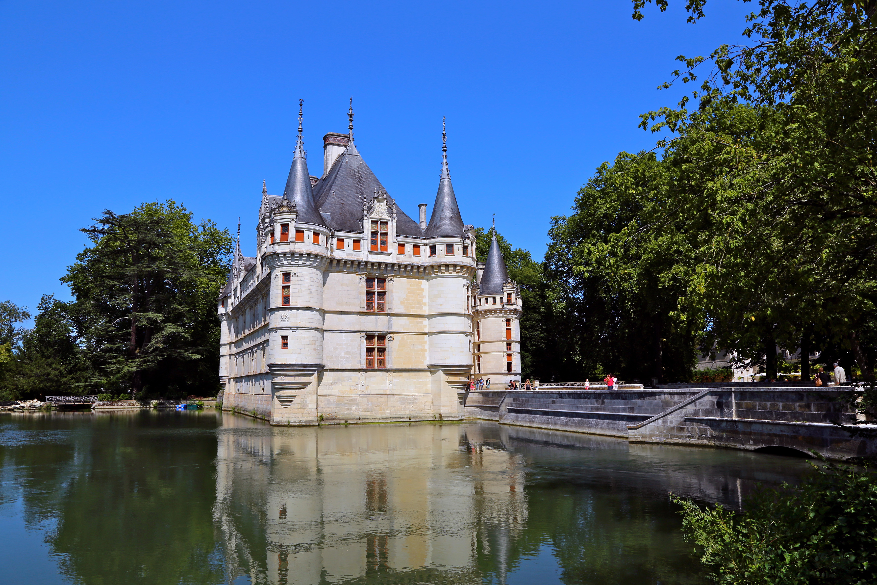 From the Châteaux of Chambord and Chenonceau to the Loire Valley