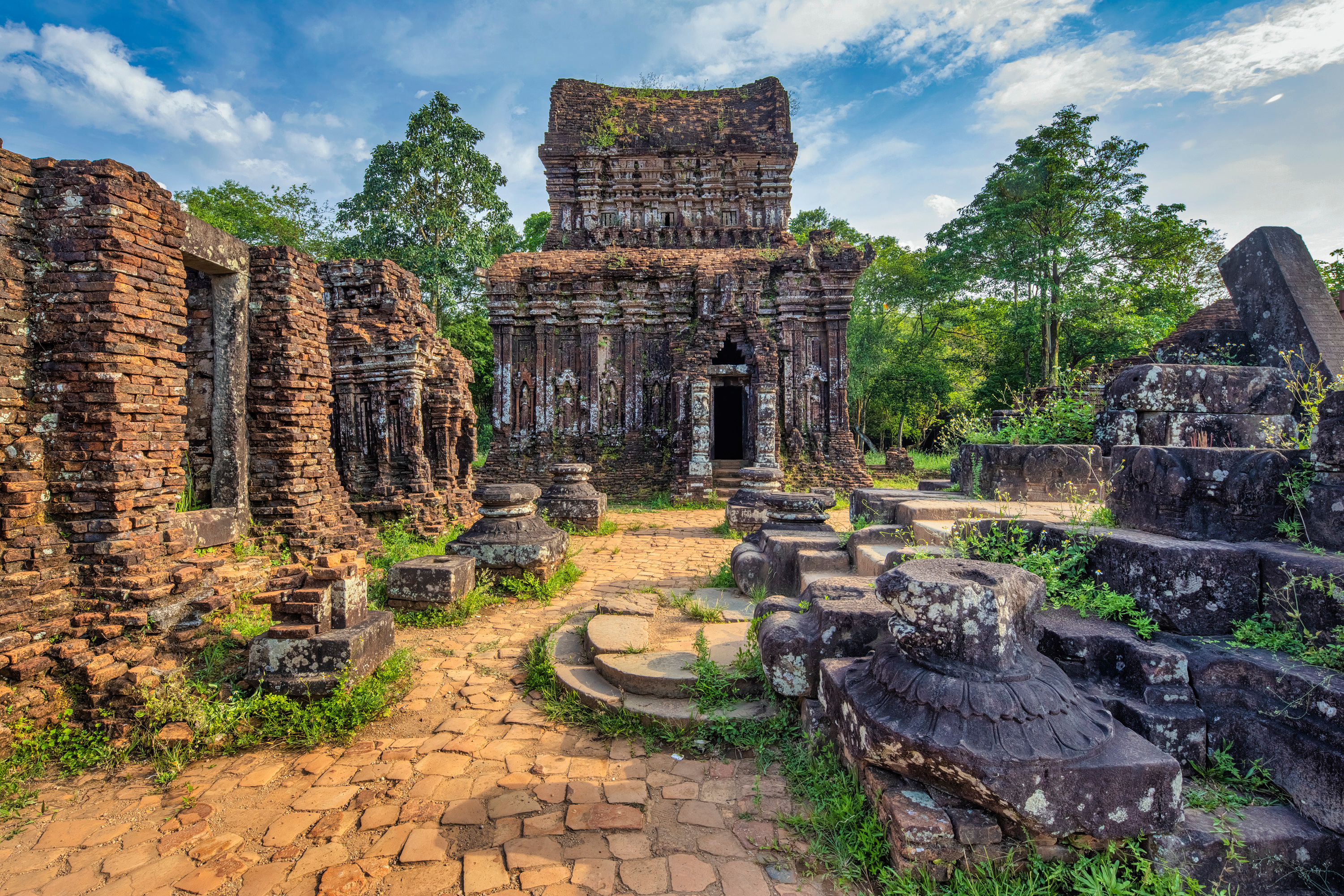 From the temples of Angkor to the Mekong Delta, experience unique and exotic end-of-year celebrations & The Imperial Cities (port-to-port cruise)